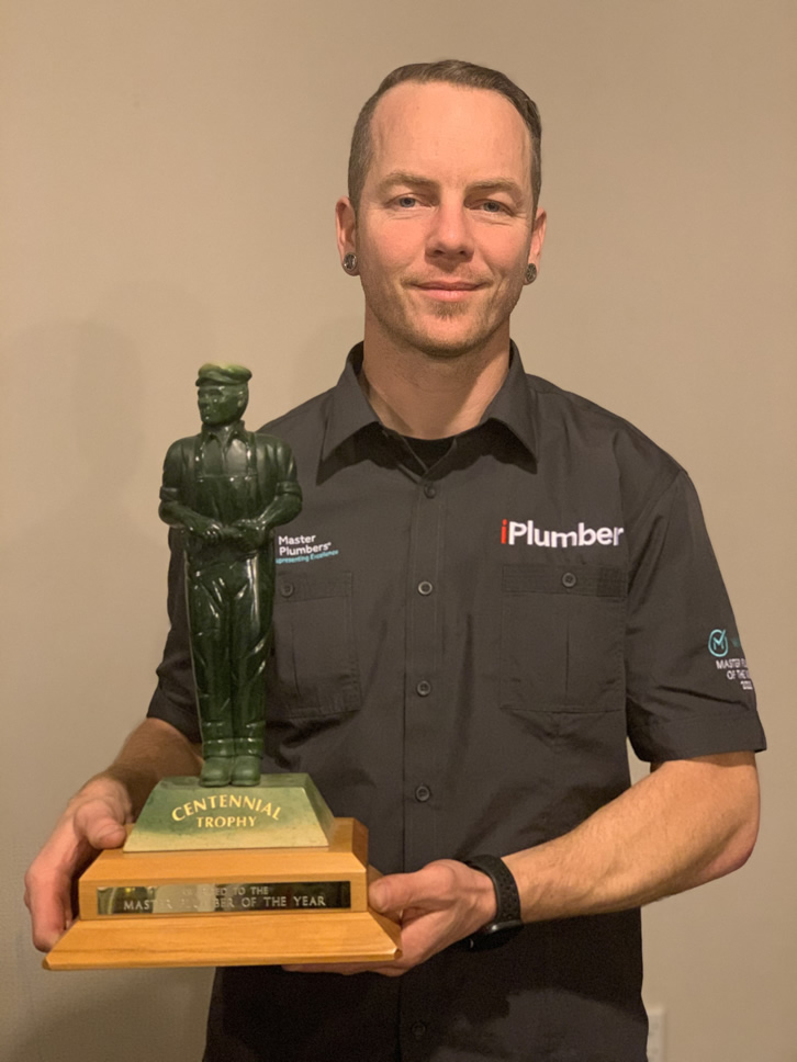 Jamin Saes receiving 2020 NZ Master Plumber of the Year Award